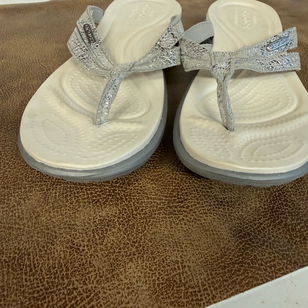 CROCS Silver Women's Capri Flip Flops - Picture 3 of 8
